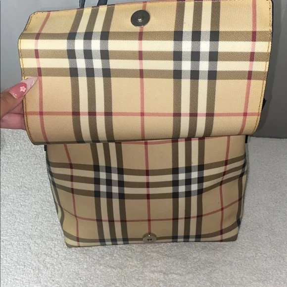 GUC Burberry Nova Check Messenger Bag - Picture 6 of 10